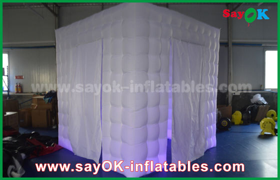 La cabina gonfiabile della foto assume 210D Oxford che due porte hanno condotto le cabine gonfiabile 2.5m x 2.5m x 2.5m della foto