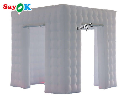 La cabina di evento visualizza la tenda portatile bianca 8.25ft della cabina della foto del cubo di 3 porte di 2.5m gonfiabile con luce principale